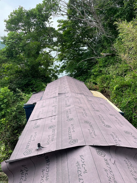 神戸市でのアスファルトシングル屋根葺き替え工事で防水シート貼り